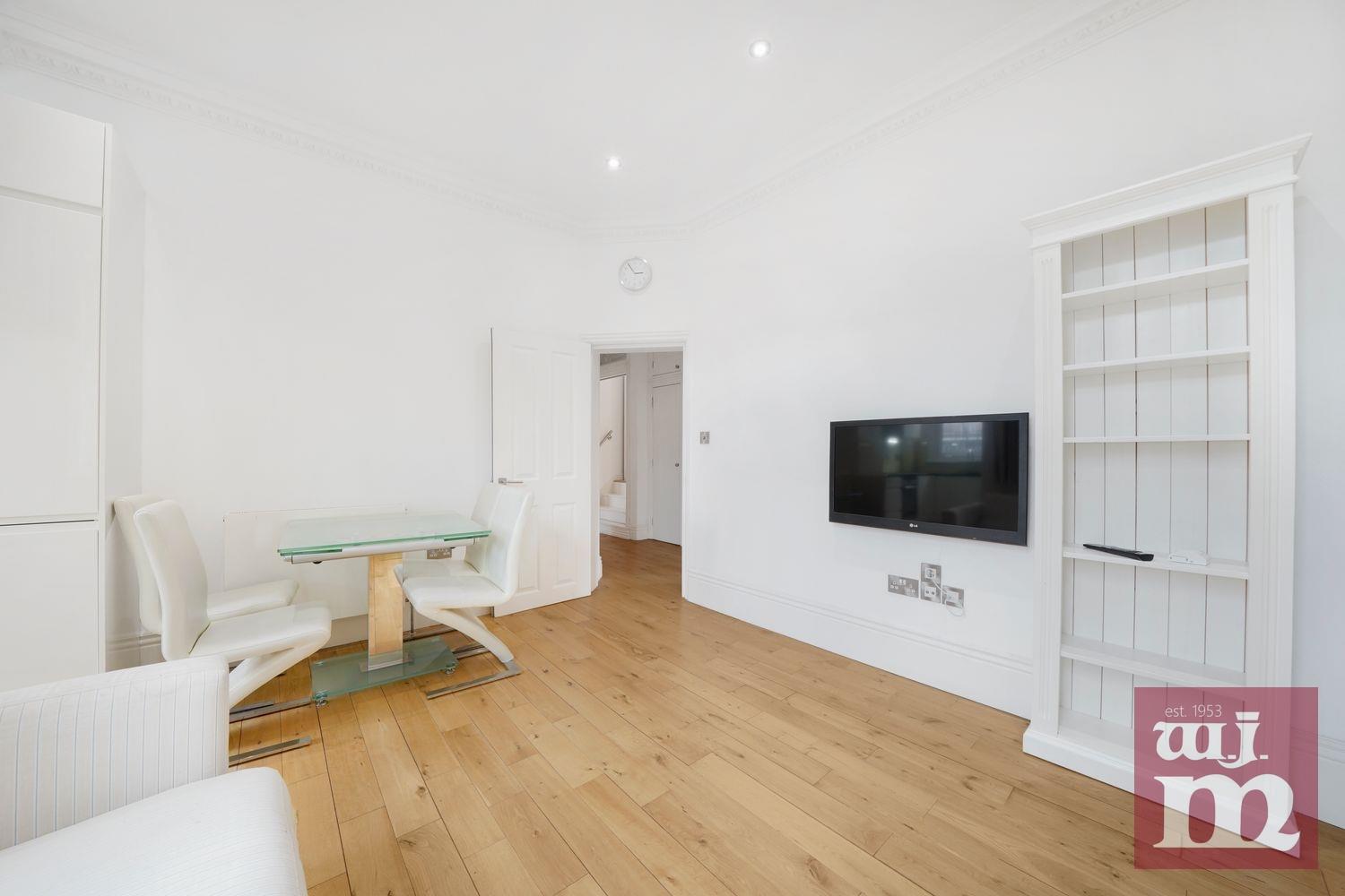 2 bed property in Devon Mansions, Tower Bridge